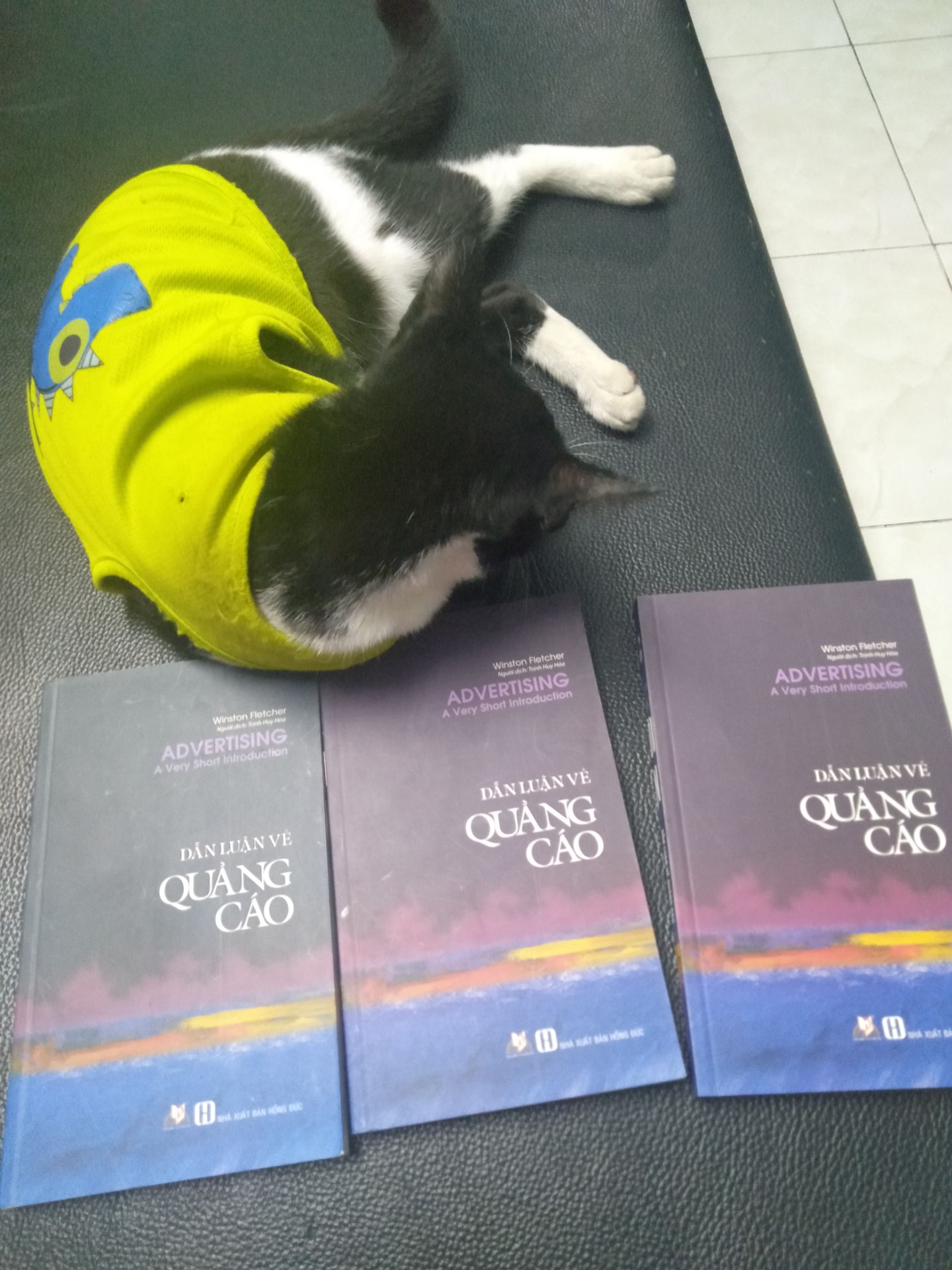 chất lượng sản phẩm cũng ổn. Tuy nhiên sách giao bìa khác màu nhau. Có quyển có markbook có quyển k có mà màu nhìn hơi cũ. giao hàng nhanh