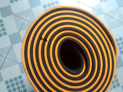 thảm chỉ có kích cỡ 6mm( như ảnh dưới) và phần mép thảm đã bị hỏng, giấy bọc cũng không còn nguyên vẹn