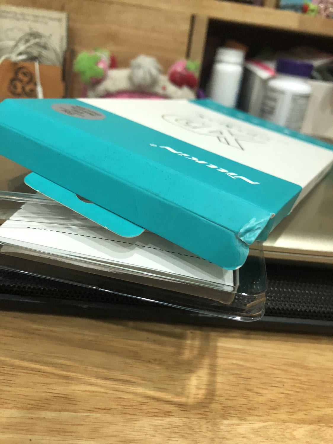 Kính dán vừa khít với máy ipX và case, thao tác dễ. Cảm ứng mượt và khá nhạy. Tuy nhiên ban đầu có hơi ngần ngại vì thấy hộp không có seal nắp hộp. Thôi thì tin tưởng tiki. Mong là sản phẩm đúng chính hãng.