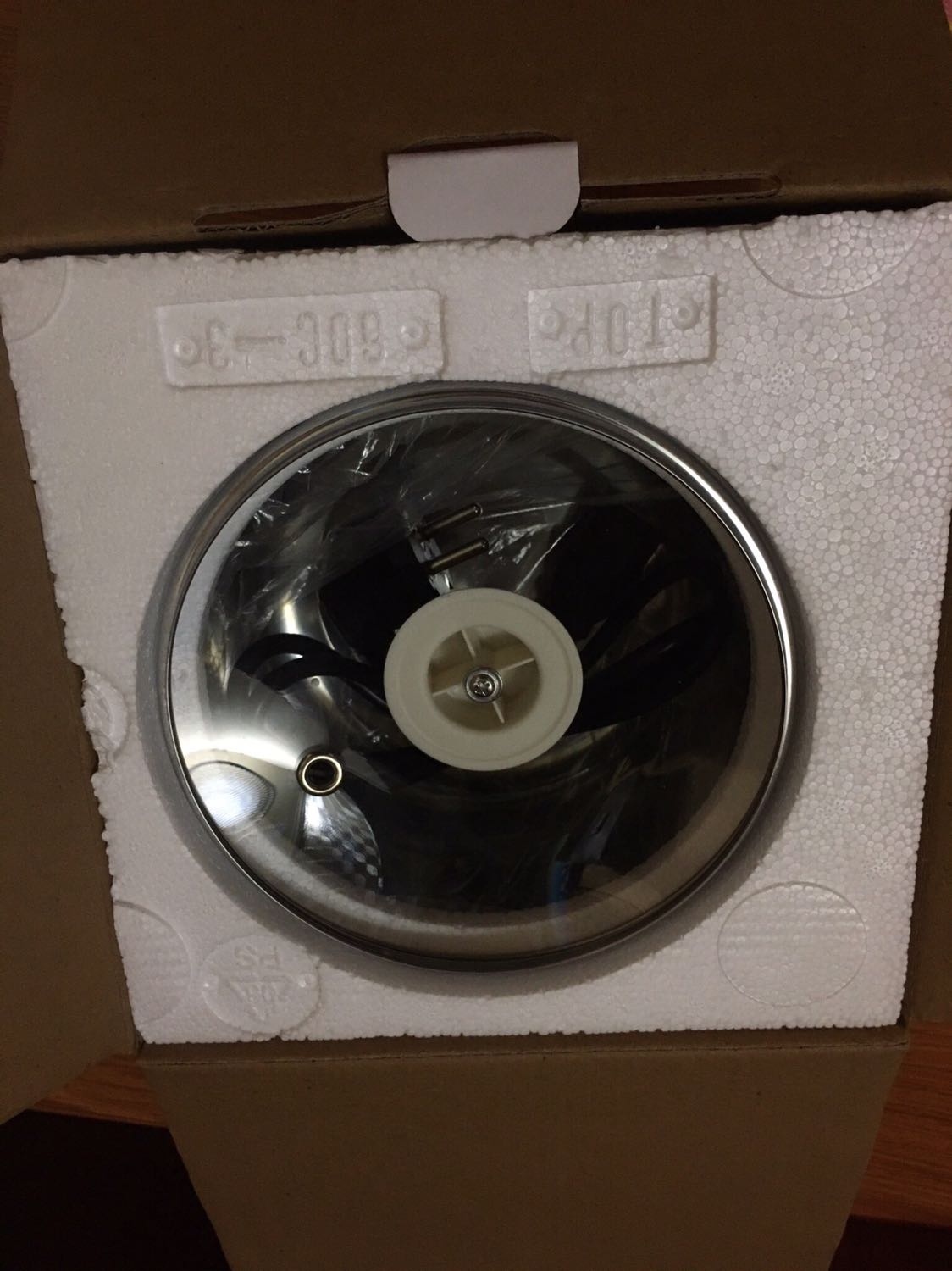 Hàng săn sale đợt 7-7, sản phẩm giá rẻ nhưng chất lượng phết nhé. Ngay từ lúc nhận hàng đã thích rồi vì vỏ hộp sản phẩm dầy dặn cứng cáp, bên trong được bọc sốp dầy, nồi và nắp vung bọc nilon rất cẩn thận, có kèm hướng dẫn sử dụng rất chi tiết luôn mặc dù cũng ko khó sử dụng. Rất ưng cách shop chăm sóc khách hàng luôn, phiếu bảo hành 12 tháng kèm theo nên thấy ko có gì phải lăn tăn cả. Mình sắm về nấu cháo cho con, rất ưng