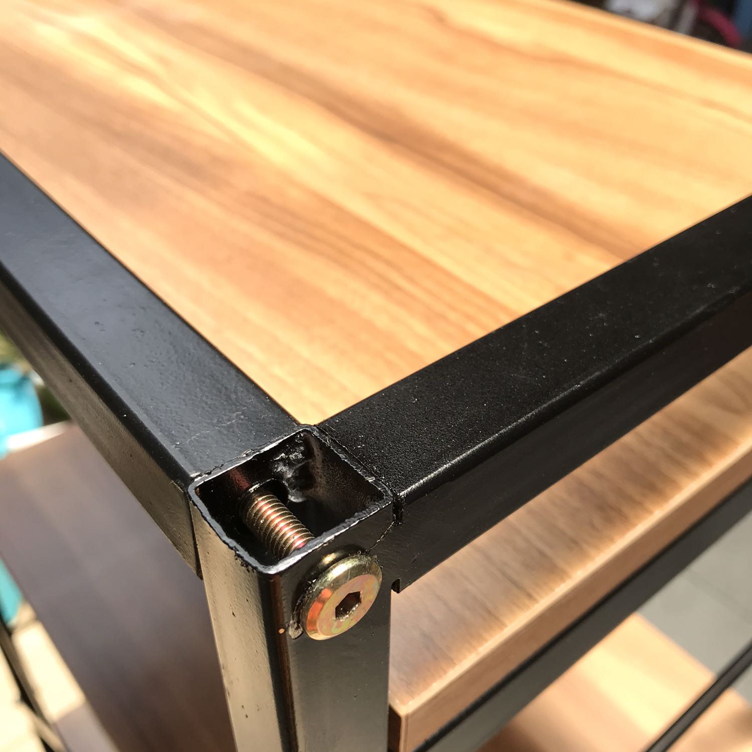 Kệ ok chắc chắn tuy nhiên không phải sơn tĩnh điện nên rất dễ bị trầy. Nếu là sơn tĩnh điện hoặc sơn dành cho sắt mã kẽm thì rất tuyệt vời Góp ý thêm là nên có thêm nắp chụp ở trên ống sắt cả bố chân thay vì chỉ có 2 chân