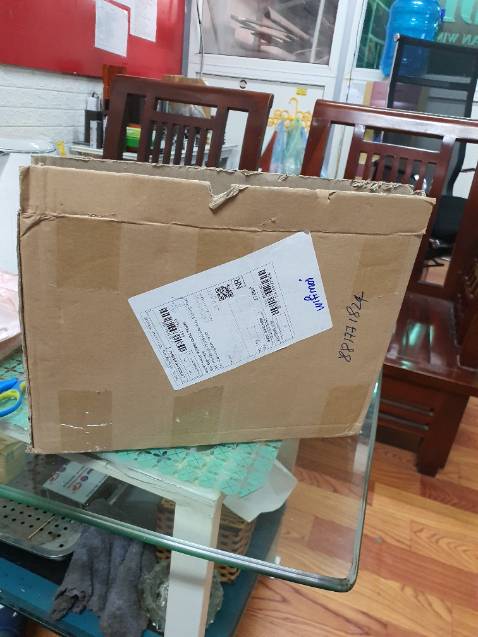 Hàng giao không đủ phụ kiện thì làm sao mà treo kệ lên đc