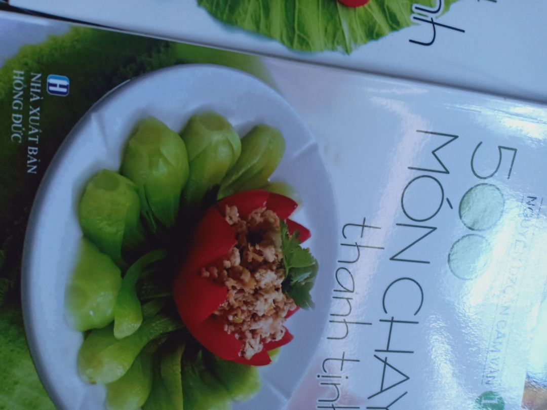 mình định mua đọc thử 1 hoặc 2 tập trước thôi nhưng thấy tên tác giả là cô Nguyễn Dzoãn Cẩm Vân là rất yên tâm, khi thấy đề xuất combo mình liền đặt luôn. Mua mà quên đánh giá. Sách thì mỏng thôi nhưng giấy in và màu sắc chất lượng cao nha. Biết thêm nhiều món chay mới rất thú vị. Có điều một số nguyên liệu chỗ mình chưa có để mua làm thử.