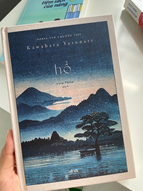 Ấn tượng đầu tiên là bìa đẹp kinh khủnggggggg. Bìa cứng mà giá siêu mềm em iu Tiki 😋🫶 
mỹ học của Kawabata Yasunari thì đỉnh cao rùi, đáng mua nhen cả nhà ơi, thank u Tiki so muchhhhhh ❤️‍🔥