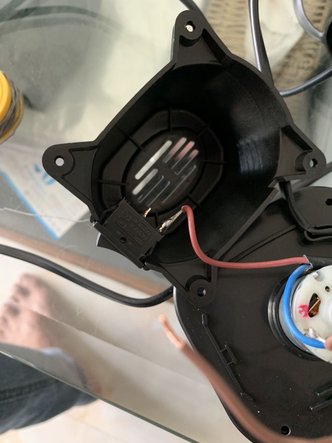 Sản phẩm đẹp, đúng với thông tin giới thiệu! Khá dày!
Tuy nhiên bị tí lỗi nhỏ là vuột dây nguồn công tắc máy thổi! Phải tự sửa lại!
Nói chung là hài lòng! Cám ơn shop!