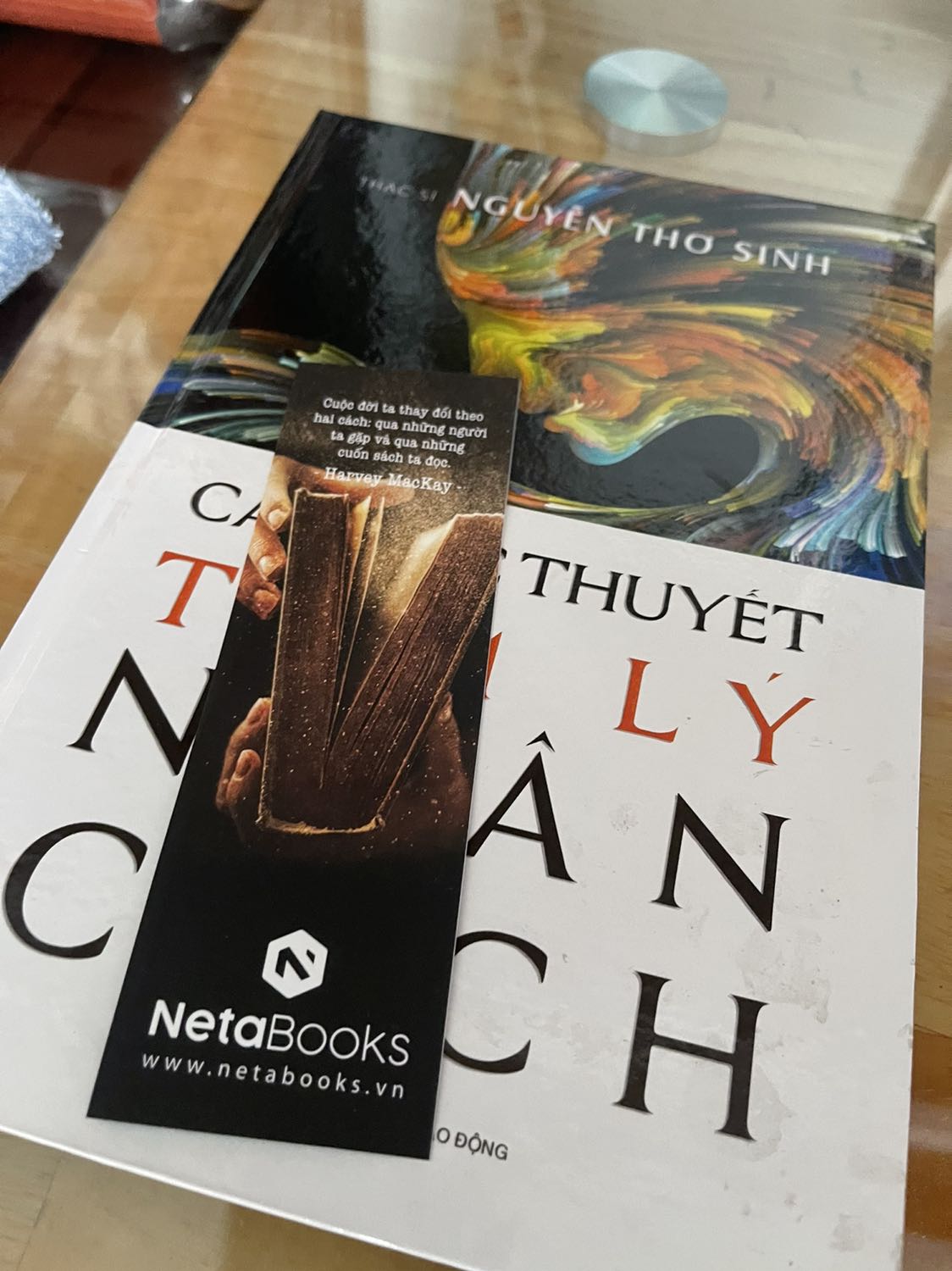 Sách bao gói kỹ lắm ạ, giao hàng nhanh. Nhưng bìa hơi dơ 1 chút @@ Nội dung mình chưa đọc nhưng lướt qa mục lục thì thấy đa phần đào sâu về cách học thuyết, kèm một số ít nội dung liên qan. Thêm nữa có bẳng tra cứu thuật ngữ rất hữu ích

Ai qan tâm tới tâm lý học nhân cách thì rất nên đọc ạ