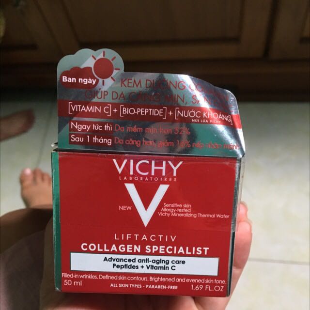 mua đợt sale nên giá khá tốt, nhiều quà tặng xịn xò, chất kem khá là đặc , hiệu quả thì mình không đánh giá được vì mình dùng không hợp, đã thử nhiều lần mà dùng xong hôm sau toàn nổi mụn, bạn nào da nhạy cảm, dầu như mình nên suy nghĩ kĩ trước khi mua vì giá hãng cũng khá cao