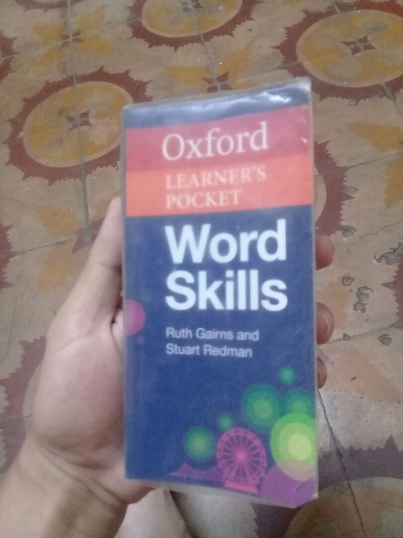 mình đặt tối ngày 5-10 thì sáng ngày 6-10 đã giao rồi, thực sự quá nhanh quá nguy hiểm :))) anh shipper cực tận tình. còn về nội dung thì khỏi chê, ai muốn dùng từ natural như ng bản địa thì hovj cuốn này với English Collocation in Use là tuyệt vời. Full stars for your profession