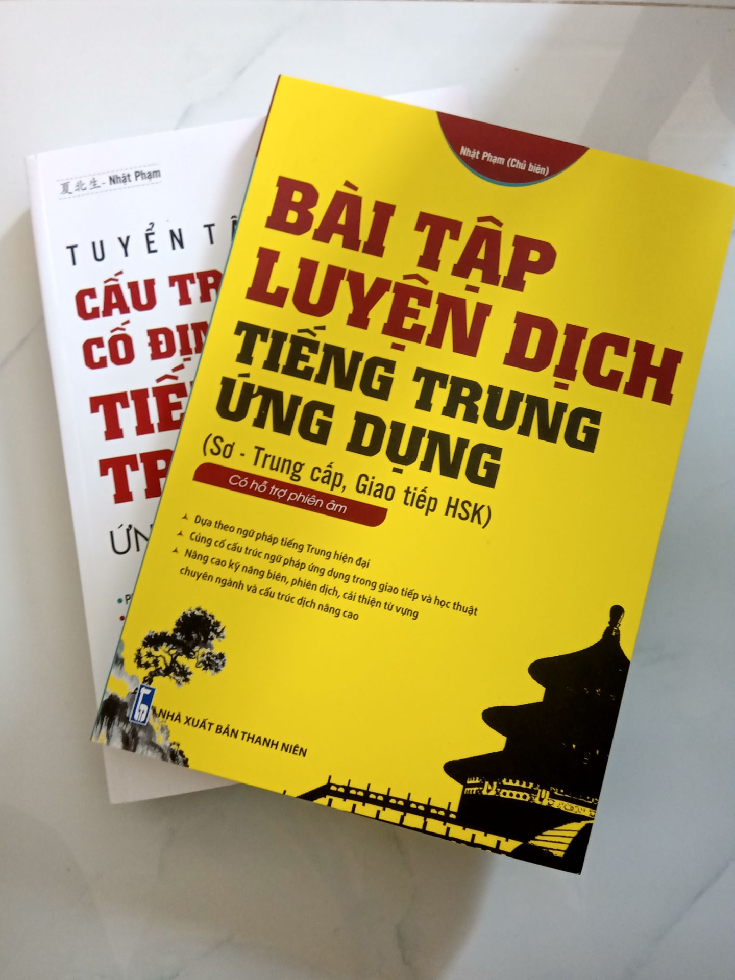 shop bán sách thì không vấn đề gì Vote cho shop ⭐⭐⭐⭐⭐. Sách khá là dày và nặng, chữ ở phía trong to, có chừa chỗ để viết thẳng vào sách khá rộng rãi. Mình nghĩ nếu mà dàn trang lại chữ nhỏ hơn một chút, giảm bớt khoảng trống dư thừa thì sách sẽ nhẹ và  thân thiện hơn. Chứ to và nặng thế này thì áp đảo tinh thần quá. Nội dung thì nên kết hợp học cả 3 cuốn một lúc nếu tự học. Vd như cuốn màu vàng, bài tập đúng là toàn bài tập thôi.