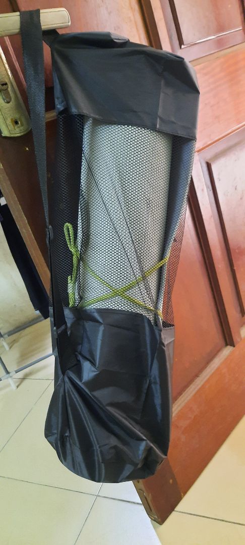 Giao hàng siêu nhanh, đặt hôm qua, nay đã có hàng.
Đóng gói chắc chắn.
Giao đúng màu, đầy đủ phụ kiện.
Như mô tả, dày dặn, độ đàn hồi tốt, không bị lún, dày đúng 6mm.
Độ bám tốt, không thể bị xê dịch mặc dù mình cố gắng làm các động tác tạo sự xê dịch lớn. Mặt dưới có các đg vân như lốp xe tạo ma sát lớn. Bám tuyệt đối. 
Không có mùi cao su, bề mặt tạo hoa văn nổi rất đẹp, một phần tăng độ bám luôn.
Sản phẩm không bong keo, không bị thủng.
Hoàn hảo trong tầm giá! 
Điểm trừ rất nhỏ: Sản phẩm bị lỗi một phần  nhỏ ở mép khiến độ hoàn hảo giảm một chút. Nhưng không ảnh hưởng gì. Mình không muốn đổi. Tội shop. Cái này lỗi do nhà sx.
9,5 sao cho shop! Mọi người nên mua nhá!