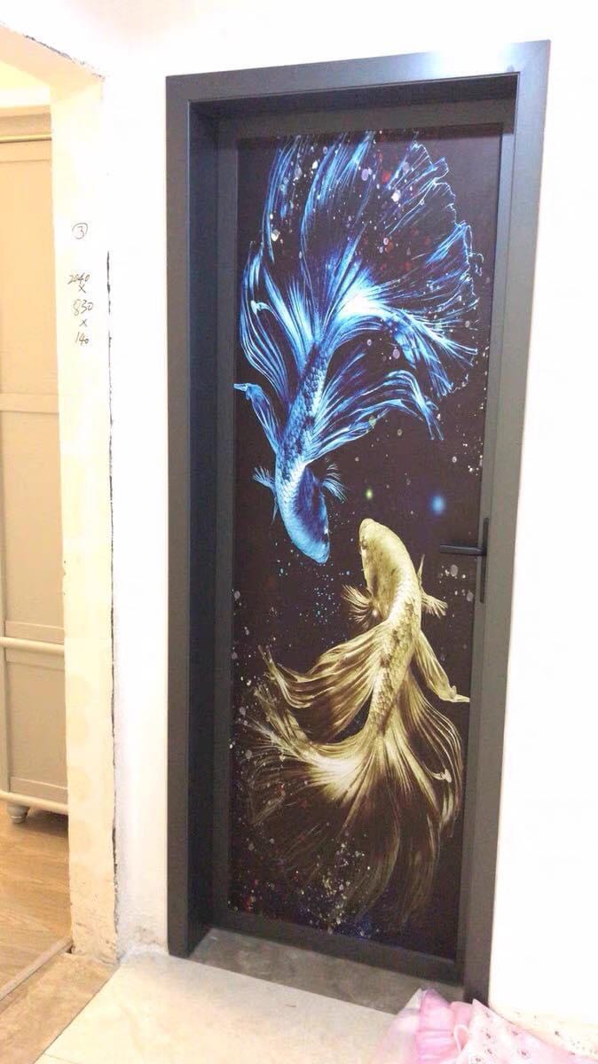 Giao hàng  nhanh 2 hôm đã nhận được, giá rẻ hơn các shop khác, đóng gói cực kì cẩn thận, hình ảnh sâc nét, y hình quảng cáo, có kèm dao tỉa và giaya hướng dẫn mình ko xem kĩ nên dán hơi bị nhăn, mọi ng nên dán bằng nước lau kính như shop hướng dẫn thì sẽ đẹp hơn nhiều nhé. Cám ơn shop chúc shop mua may bán đat