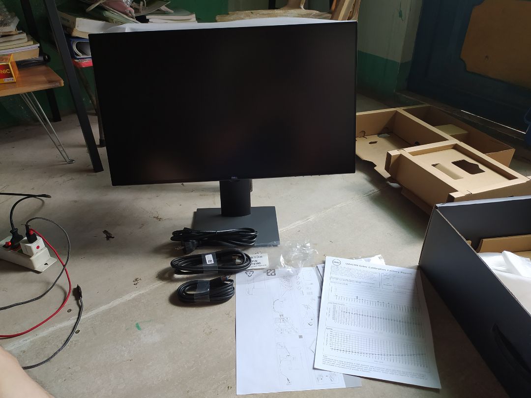 sản phẩm nguyên seal, đồ đạc đầy đủ. Cảm quan thể hiện tốt, sắc nét tuy nhiên màu trắng có vẻ ngã vàng nhạt chưa chuẩn lắm. Đợi dùng thêm vài ngày nữa xem sao.