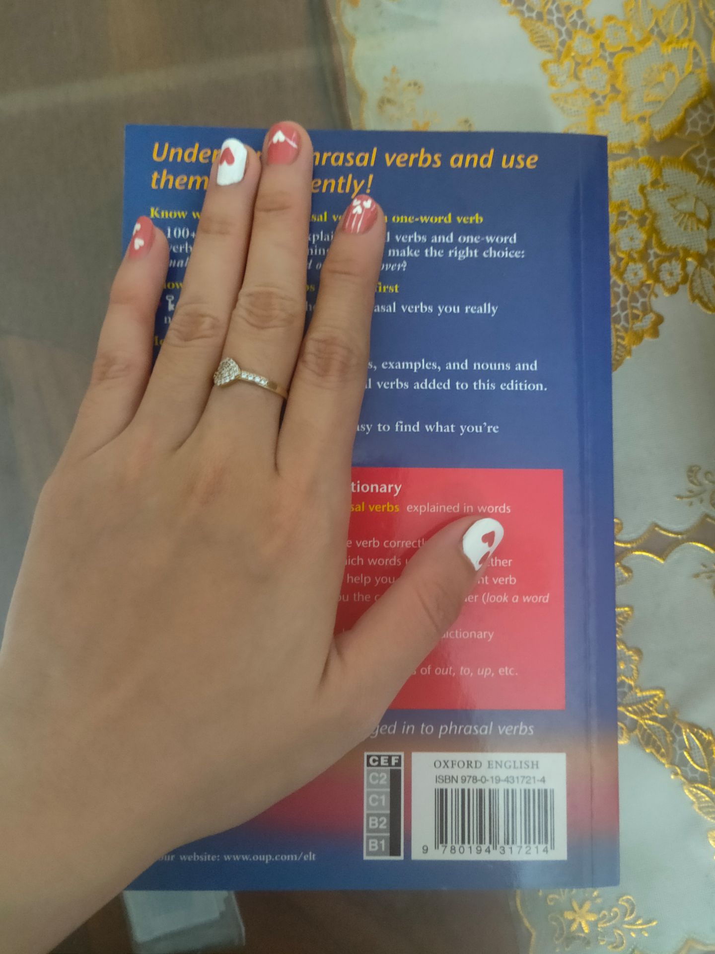 Tiki giao sách nguyên vẹn. Sách nhỏ hơn kích cỡ cuốn của Advance nhé các bạn. Nội dung sách rất chi tiết, mình mua sách để phục vụ cho nhu cầu nâng cao khả năng viết và dịch thuật là chính, nhưng các bạn muốn trau dồi kĩ năng nói thì đây cũng sẽ là cuốn từ điển mà bạn sẽ thấy rất hữu ích để bổ sung vào kệ sách của mình ?