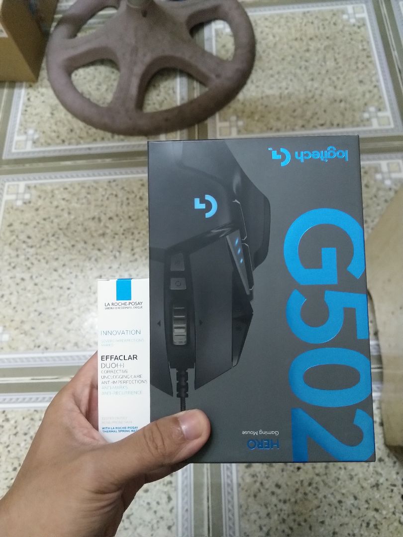 Chất lượng rất tốt so với giá. Các nút bấm không chỉ nhạy mà hành trình ấn cũng cho phản hồi rất tốt. Tiếng tách tách khá đã tai, nhưng nếu chung phòng với người khác sẽ hơi khó cày game khuya. Các nút phụ rất thuận tay bấm và dễ lập trình chức năng qua phần mềm Logitech Hub. Con lăn chuột bằng kim loại, tránh tình trạng hư, chảy, dính của lăn cao su sau thời gian 1 năm sử dụng như G102 một cách triệt để. Bình thường con lăn sẽ theo từng nấc, bấm nút mở khóa nấc thì chuột sẽ lăn như vô tận, rất tiện cho việc duyệt tin nhắn cũ, dò timeline *** hoặc các trang văn bản khổng lồ. Ngoài cuộn trang lên xuống thì con lăn giữa còn có thể nghiêng trái phải để cuộn ngang. Mặc định chuột cũng khá đầm tay. Nếu cần kiểm soát tốt hơn có thể gắn thêm tạ ở phần dưới chuột (tối đa thêm 5 tạ, mỗi tạ 3.6g). Nắp mở để đặt tạ dùng nam châm tốt để đóng nên rất dễ gắn tạ nhưng vẫn đảm bảo ko rớt trong quá trình dùng. Mắt đọc vô cùng chính xác. Mình rất hài lòng với sản phẩm. Mình nhận chuột thấy trong hộp đóng gói có kèm tuýp kem trị mụn???  không biết là do đâu vì lúc mua là Black Friday nhưng lại không thấy thông tin khuyến mãi gì liên quan đến tuýp kem đó cả.