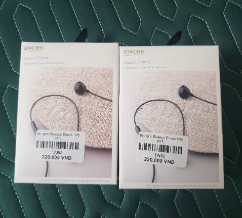 Đặt 2 cái màu đỏ, giao màu 2 cái màu đen. Mình cần màu đỏ để tặng 2 người thích màu đỏ. Giờ giao màu đen thì sao mà tặng được.