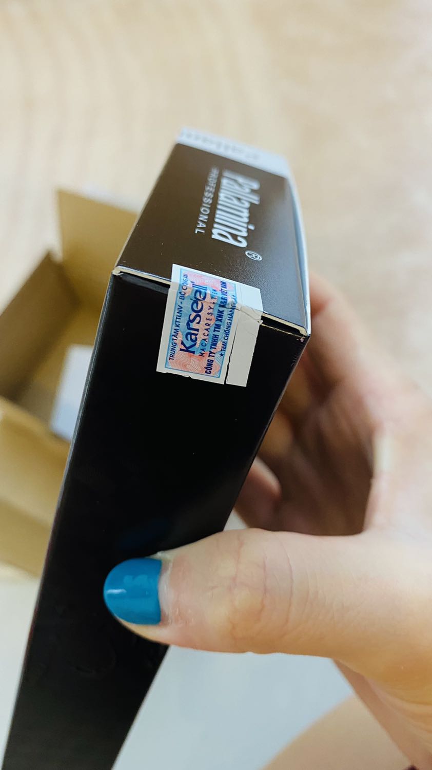 Nhìn bao bì vậy thôi chứ chất lượng kém. Bôi lên tóc k có mướt mà cái mùi nó hôi dã man. Thơm theo kiểu đau đầu ý, mình bóc ra nghe mùi thôi là bỏ luôn k xài. Mn nên mua dầu MOROCAN như mình để trong hình. Mắc tiền mà xài đúng chất lượng. Còn loại này thì mình xài k được.