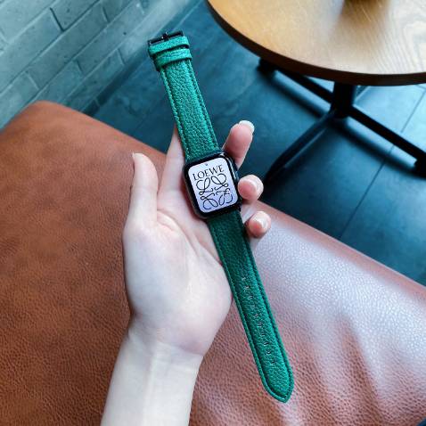 Hộp đựng sang trọng.
Giao đúng hàng có tặng dụng cụ thay dây trong hộp mình rất ưng ý.
Đeo lên tay rất đẹp, đúng là da epsom đeo êm tay thật, sản phẩm chất lượng tốt hơn các dòng da khác