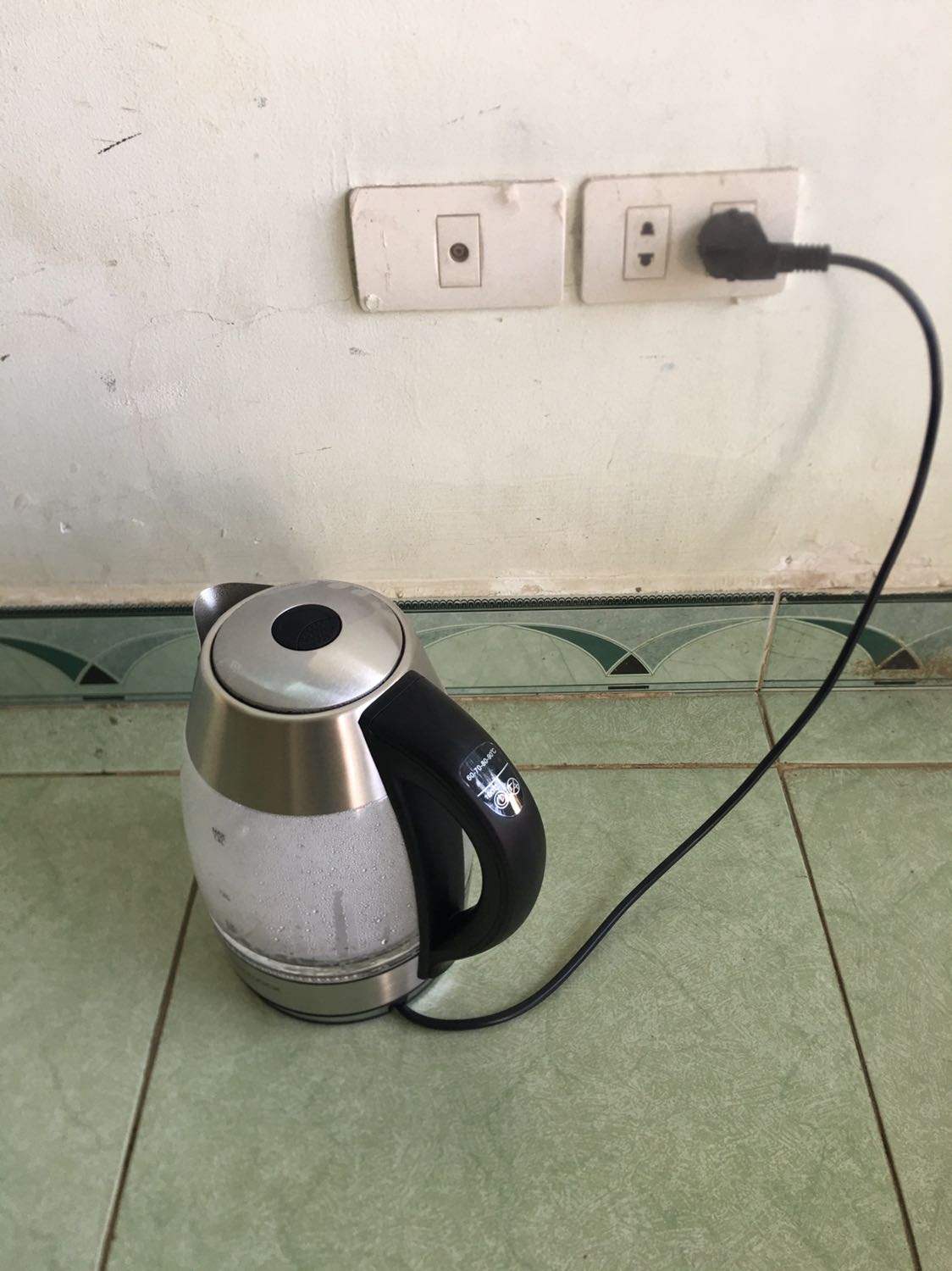 Đóng gói cẩn thận chống va đập tốt, chức năng nấu mức độ kèm đèn khi sử dụng vui mắt, nấu sôi rất nhanh, độ bền bao lâu thì chưa biết, ấm mới nên có mùi nhẹ. Không thích điểm duy nhất là phải thò tay nhấn mở nắp, không như dòng không có chế độ nấu cấp độ nóng là bấm nút nắp tự bật lên.