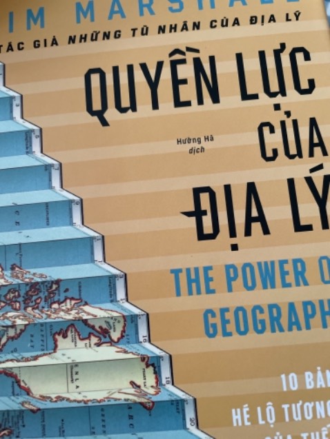 Sách bìa cứng, chất lượng giấy tốt, k quá nặng tay.
Nội dung hay, thiết thực với góc nhìn nhạy bén & logic, rất đáng để đọc.
Tác giả đã đánh giá tình hình các quốc gia k chỉ qua địa lý của chính quốc gia đó mà còn cả trong sự tương quan vs các vùng lãnh thổ xung quanh. Và chắc chắn k chỉ có địa lý. 
Rất nên mua để tăng thêm hiểu biết về các quốc gia/ vùng lãnh thổ hiện nay (trong sự tương quan đối chiếu vs VN).