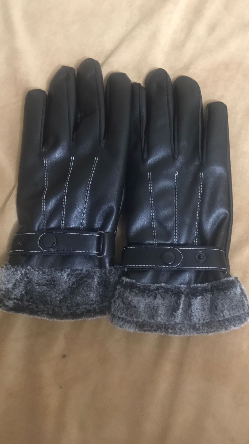 Găng tay da mềm mại, lớp lót lông đeo vào rất ấm và êm tay nữa, không có cảm giác thôi bởi da. Đeo rất mềm mại và dễ chịu. Cảm ứng điện thoại ngon lành. Nói chung so với tầm giá thì đánh giá 5 sao ủng hộ shop luôn.