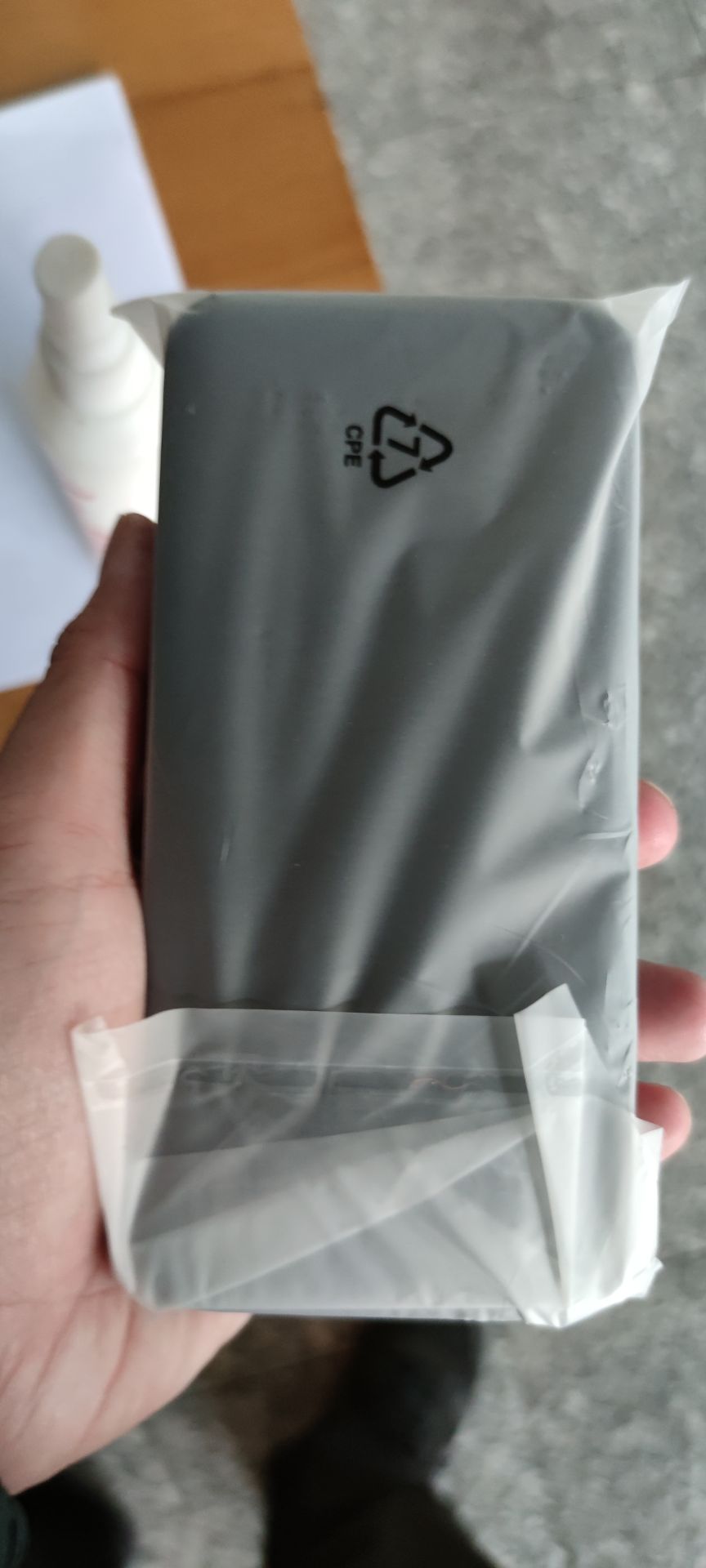 giao hàng siêu nhanh. Đặt tối chủ nhật mà sáng thứ 2 đã có hàng. Đóng gói cẩn thận. còn nguyên tem.  cắm sạc vào điện lên 1 nấc. 
Điểm cộng: 
+ Vỏ sạc rắn chắc, không bám vân tay.
+ Dung lượng trên sạc 20000mAh. (chờ sử dụng xem dung lượng thực tế).
+ Hỗ trợ sạc nhanh 18W. Đã ***.

Điểm trừ:
+ Thiết kế hơi xấu.
+ Siêu nặng.
Chờ sử dụng sẽ đánh giá thêm.