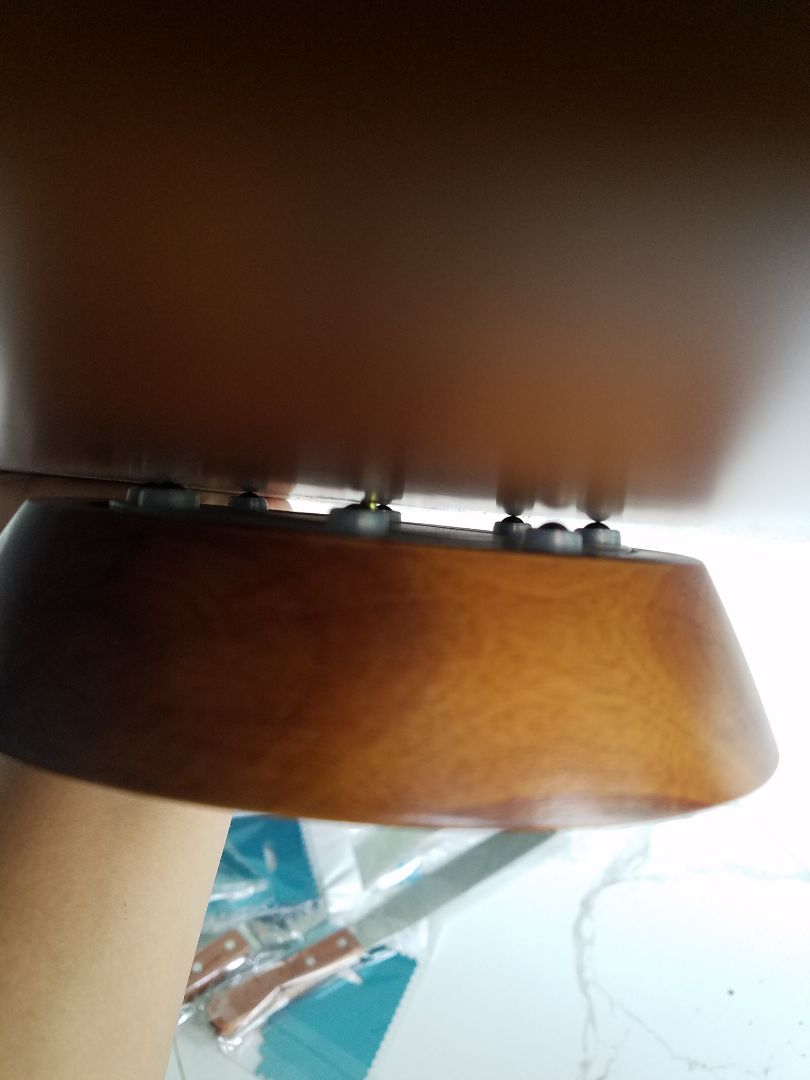 các con bi lăn xoay lắp không đều, bị xéo, bên cao bên thấp nên làm cho mặt xoay bị chênh lênh chênh xuống khi xoay. Mình đổi sản phẩm khác hoặc trả hàng