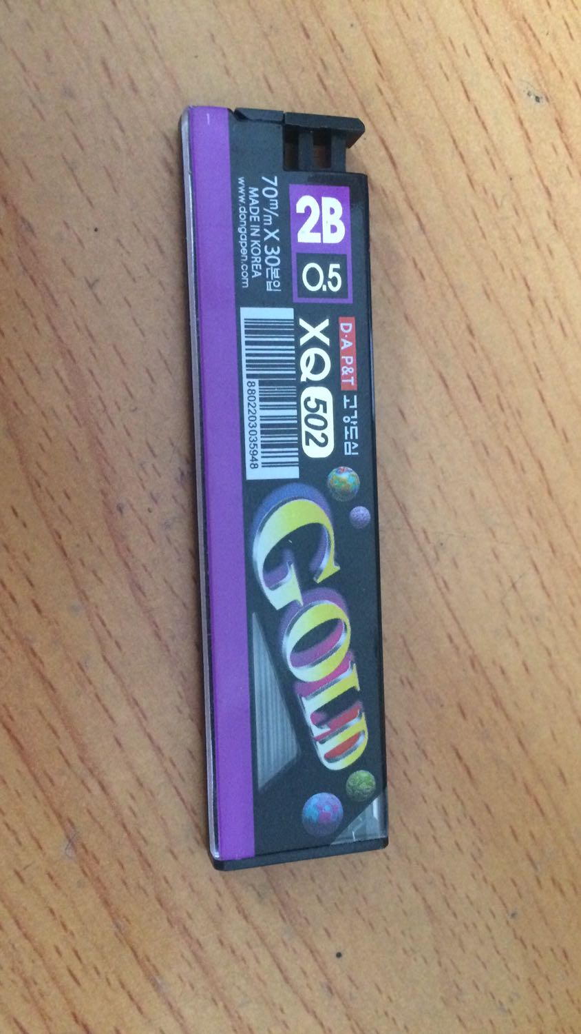 Chì ngòi màu đen, thân chì khá cứng chắc, màu chì đều, đậm, đẹp. Vì chì khá cứng chắc nên không dễ bị gãy khi dùng, hộp chì có thiết kế bấm dễ lấy chì mà không bị gãy, bảo quản chì tốt, đóng gói cẩn thận, giao hành nhanh chóng.