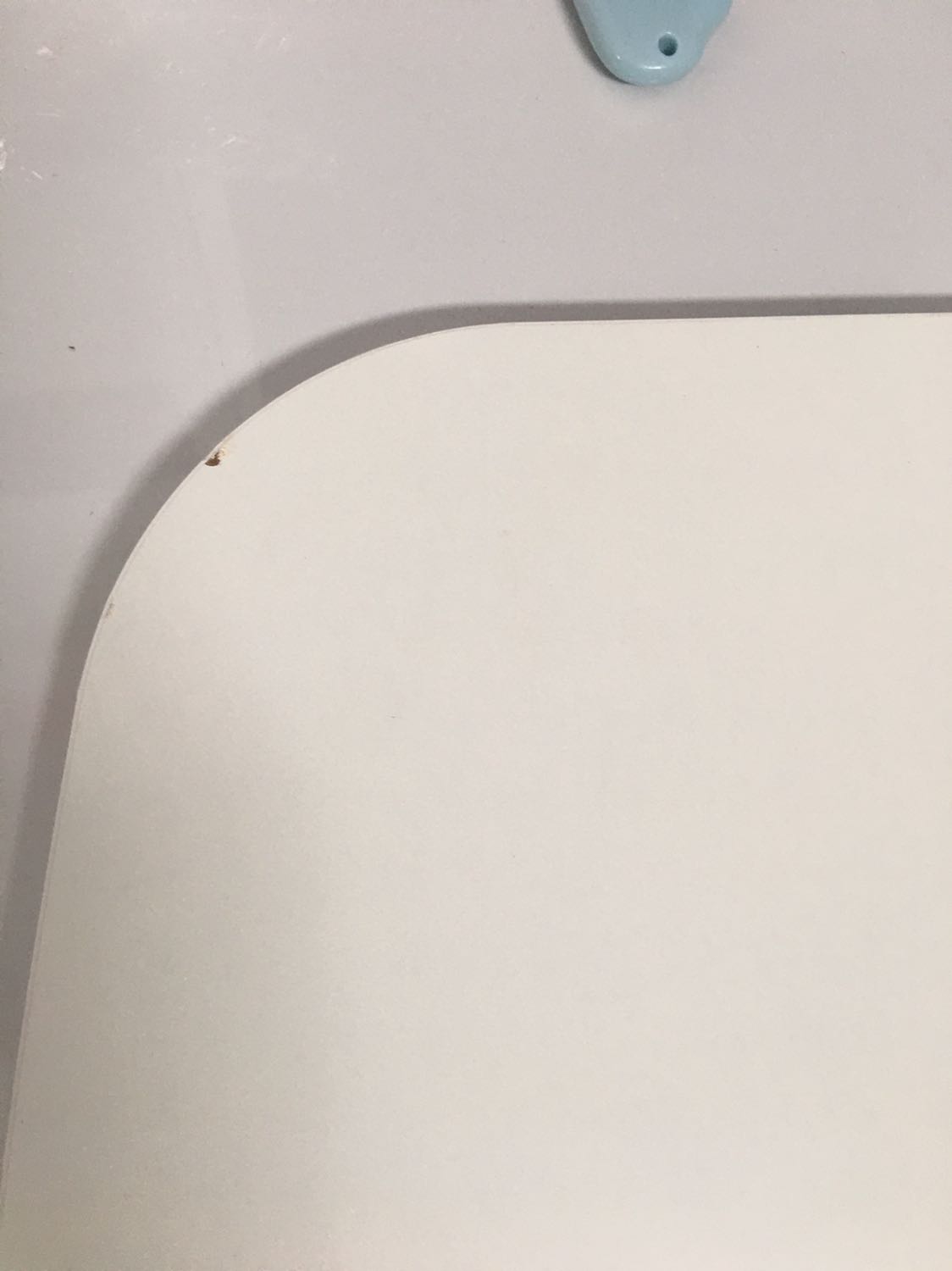 Bàn bị nứt, bị lỗi trên bề mặt bàn. Hàng đóng gói cẩn thận, mình thấy đánh giá tốt rất nhiều, chắc do mình xui. Bàn to và nặng, chân gỗ nặng, chắc chắn. Hy vọng lần sau mua không bị xui nữa!