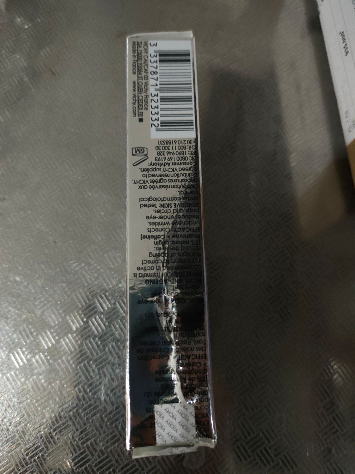 Hàng mắc tiền mà shop làm ăn gì kì vậy ạ ?Hộp ko có bao bì phía ngoài , đã vậy còn bị rách hộp.Tem cũng bị rách luôn .Rách từa lưa .Đề nghị shop trả tiền lại cho mình