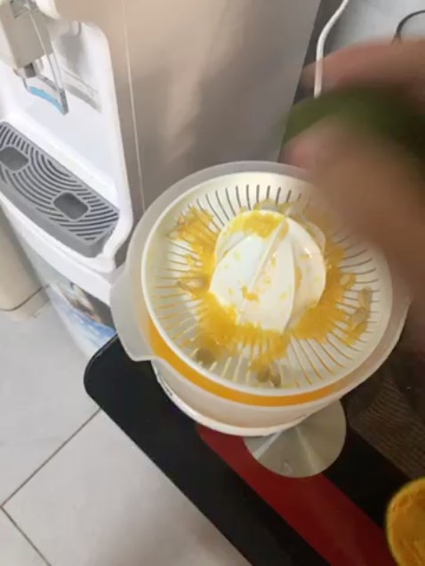 Lúc đầu thấy giá qá rẻ so với ngoiaf và 1 số shop khác trên tiki cũng hơi lăn tăn hog biết chất lượng sao… nhưg mua rồi mới thấy ổn, máy vắt kiệt, chạy êm, nhẹ nhàng!
Vừa ý nhen!!