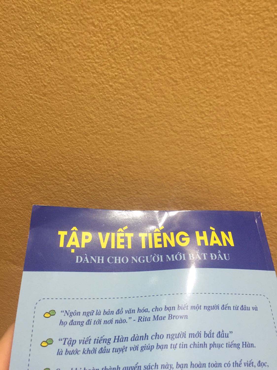 Sách hay, giúp ích cho việc học tiếng Hàn của mình. 
Nhưng thất vọng về cách đóng gói và bảo quản sản phẩm của shop. Sách bị quăn mép, gãy góc và bị rách một chút ở bìa sau. Mong shop sẽ cẩn thận hơn ạ Sách hay, giúp ích cho việc học tiếng Hàn của mình. 
Nhưng thất vọng về cách đóng gói và bảo quản sản phẩm của shop. Sách bị quăn mép, gãy góc và bị rách một chút ở bìa sau. Mong shop sẽ cẩn thận hơn ạ