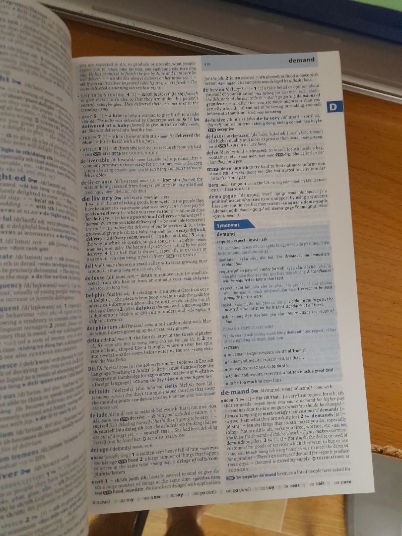 Trước khi mình biết đến Tiki, mình tìm mua cuốn này ở nhiều nơi mà không mua được. Hôm nay mình lướt Tiki tình cờ thấy cuốn này được bán nên mình mua luôn. 
Cuốn từ điển rất tuyệt vời mọi người ạ, thích hợp cho bạn nào muốn học chuyên sâu tiếng Anh. Giấy hơi mỏng nhưng cũng ok.
Không chỉ chất lượng mà giao hàng cũng rất đỉnh, đáng lẽ thứ 5 mới giao tới mà hôm nay thứ 2 đã tới rồi. 
Đúng là mua sách ở Fahasa thì không có gì phải phàn nàn cả!