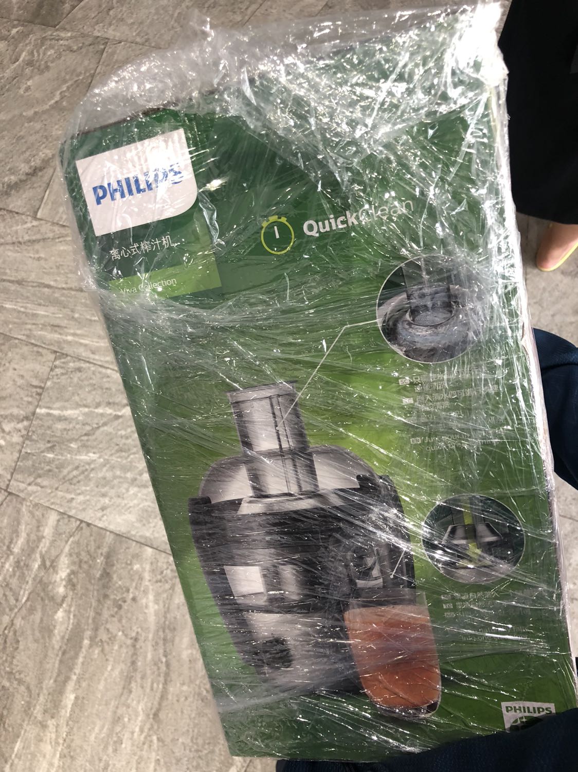 Máy này xịn nha, ép mạnh, ổi cắt ra bỏ vào 1 phát là ra nước. Đáng đồng tiền bác gạo. Tuy nhiên lưu ý ép dạng này sẽ ko kiệt nước hoàn toàn so với ép chậm, bù lại vài giây là nó nước uống rôi. Tiki giao hàng nhanh, đóng gói cẩn thận. Ngoài ra các bạn xài cẩn thận kẻo bị văng nước lúc bỏ trái cây vào.