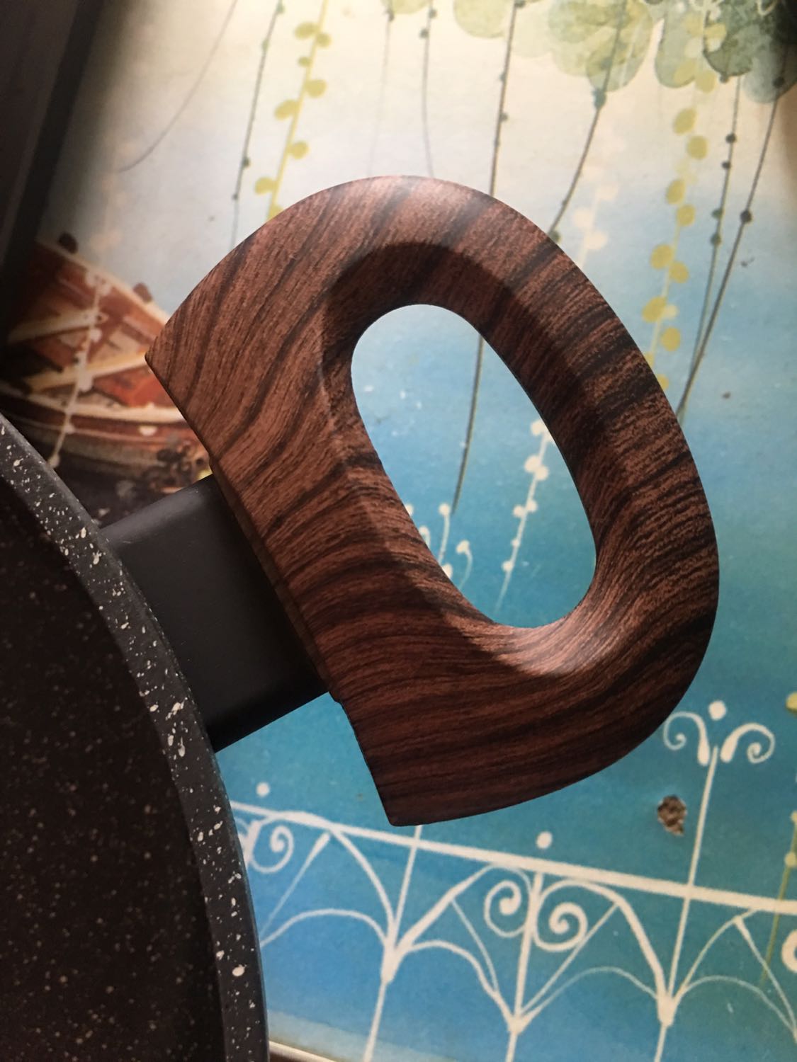 Đóng gói cẩn thận. Kiểu dáng đẹp và sang. Lúc mua không để ý kích thước nên hơi bất ngờ vì nồi hơi to. Không quá dày nên không nặng tay, nhưng cũng không quá mỏng. Tay nồi chắc chắn, cách nhiệt tốt. Nấu đồ ăn nhanh chín, không phải chờ lâu. Lớp chống dính tốt. Trừ 1 sao vì do nắp và nồi không khớp, hơi bị kênh. Nhưng độ kênh không nhiều, khi bê nồi cũng không sợ bị rớt vung, an toàn. Và khi nấu cũng hay phải mở vung với để hé vung nên mình quyết định không đổi hàng.