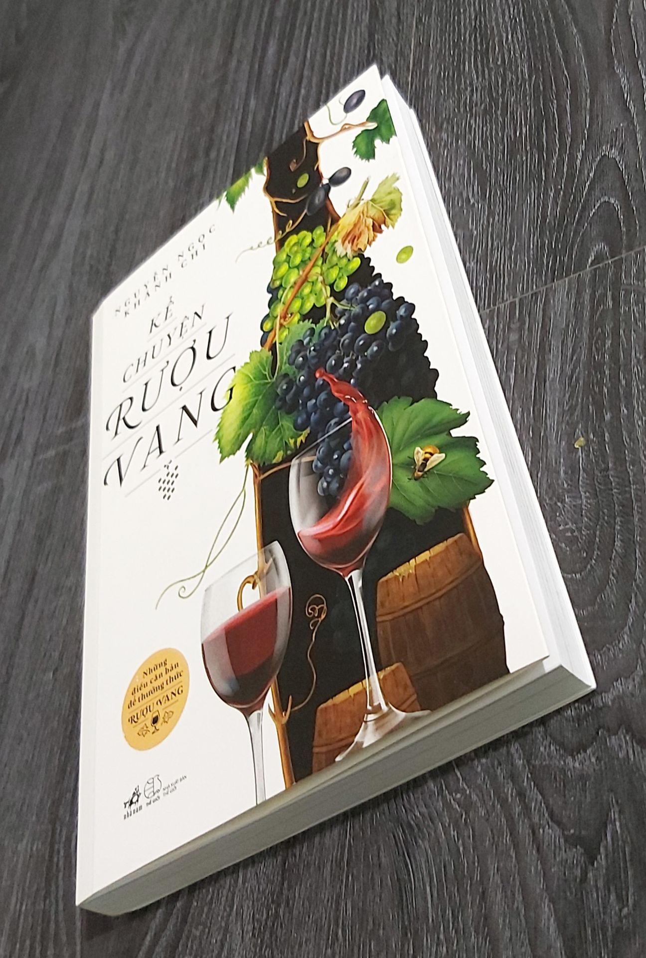 "Được viết bởi một người đam mê rượu vang (người yêu rượu), Chuyện rượu vang dẫn dắt từ lịch sử rượu vang, giới thiệu các loại rượu vang, các loại rượu nho, quy trình làm rượu, đặc điểm của cựu lục địa và tân  thế giới, đến cách thưởng thức rượu vang, cách bảo quản, cách phân phối đồ ăn sao cho phù hợp, để rượu phố trưng bày hết vị trí của mình.  Đồng thời sách giới thiệu các dòng rượu vang nổi trên thế giới, các bảng xếp hạng, các dòng rượu danh tiếng dành cho những ai muốn đi sâu vào thế giới ngây thơ.  Những chiếc bình chọn về sommélier, rượu vang và phái đẹp, rượu và sức khỏe, rượu và tri âm càng làm câu chuyện thêm đậm đà phong phú."
Sách đẹp, chất lượng giấy in tốt. Nhiều hình minh họa màu.
Dịch vụ Tiki tiện ích và dành nhiều ưu đãi cho KH. TikiNOW giao hàng freeship trong vòng 2h. Like &Thanks!