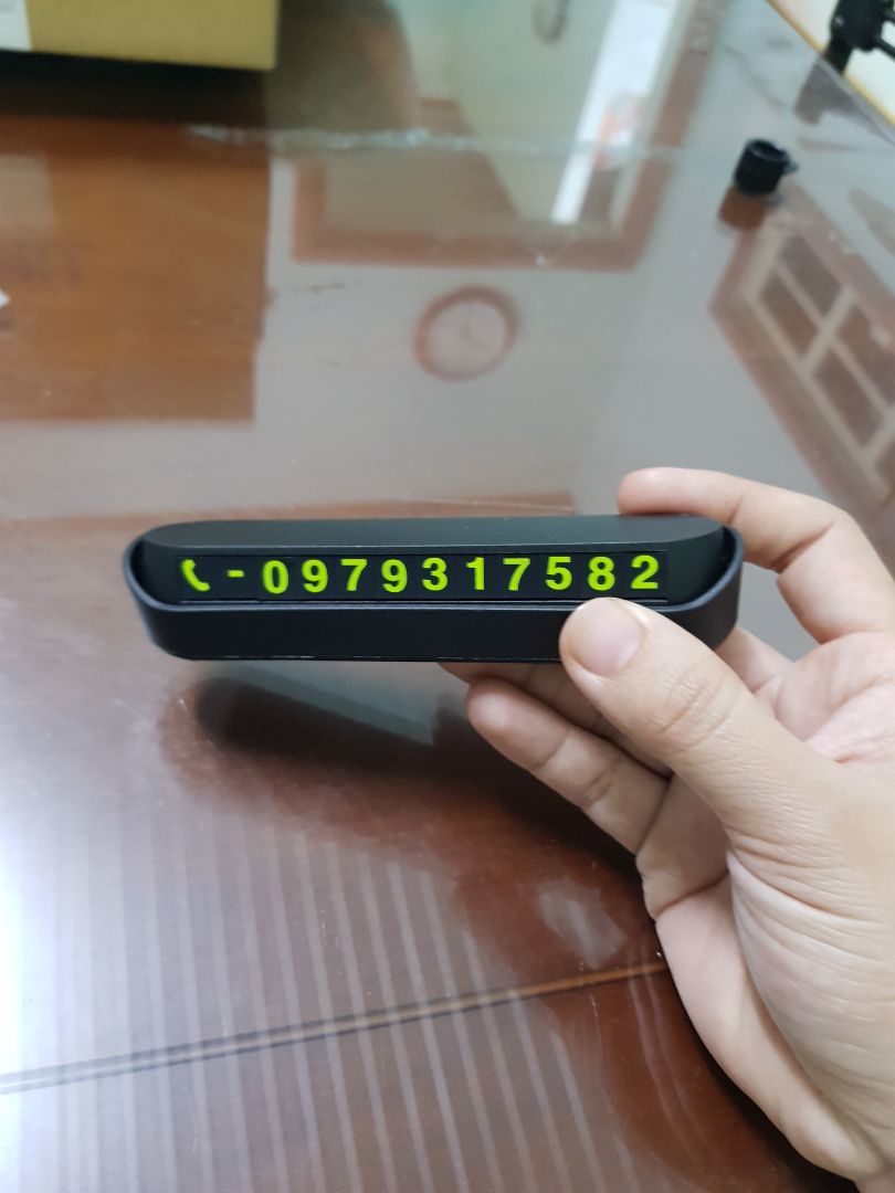 Hàng đẹp và rẻ. Giao hàng cực nhanh. Đặt 2 cái, nhận dc 2 loại số khác nhau chút.  1 loại số thường và 1 loại số in đậm,  bự hơn và có phản quang. Nói chung với giá 15k dc như vậy là quá ok. Cực kì hài lòng.