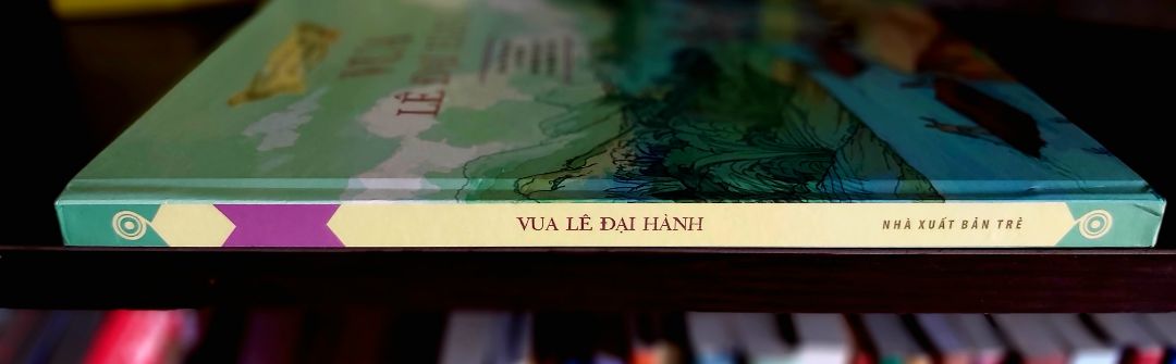 Vua Lê Đại Hành vừa lên ngôi không lâu, nhà Tống đã cho người đem thư sang đe dọa: "Giao Châu của ngươi ở cuối trời ... vì thế cần mở lòng *** tối của ngươi để được thấm nhuần thánh giáo của ta... nếu khiến ta phải dùng đến kế chặt xác băm xương, làm cỏ nước ngươi thì lúc ấy hối sao kịp nữa. Ta đương chuẩn bị xe ngựa, quân lính, sắp sửa các thứ chiêng trống. Nếu quy phục thì ta tha cho,  bằng trái mệnh thì ta quyết đánh... "
Sách được thiết kế đẹp, tranh ảnh màu sắc phong phú, đặc biệt thu hút các bạn nhỏ. Chất liệu giấy in tốt.
Thuận tiện và nhanh gọn là những gì mình muốn nới về dịch vụ của Tiki. Thanks & Like!