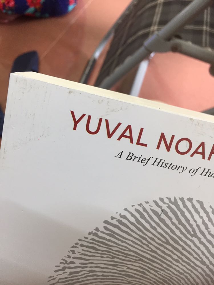Sách có bọc seal mà sao lại bẩn với móp góc như z ạ :((( buồn