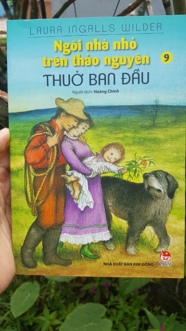 Về hình thức: sách mới, đẹp, giấy dày dặn.

Về nội dung: Nếu như trong 8 tập trước cảm giác đan xen khi đọc là sự khó khăn trong cuộc sống và tinh thần lạc quan của các cô gái thì ở tập cuối này chúng ta sẽ có một cảm nhận hơi mới mẻ hơn. Lúc này, bên cạnh những khó khăn thì trong lòng Laura xuất hiện những nỗi buồn. Cô bé luôn tự hỏi rằng liệu cuộc sống nhà nông có thật sự phù hợp với mình hay không. Và câu trả lời thì mọi người hãy đọc để tự cảm nhận nhé!