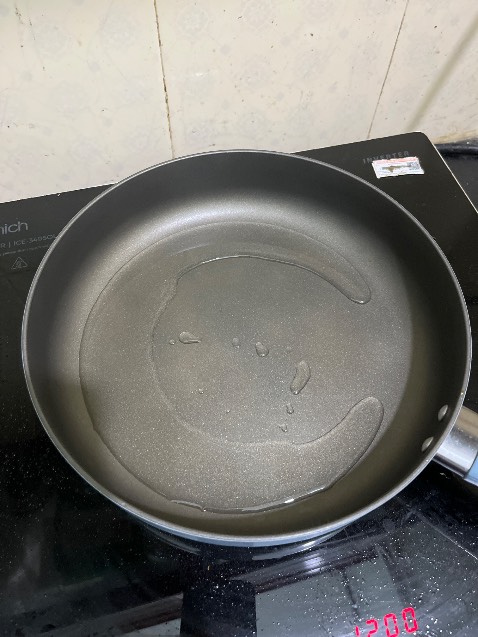 Chảo bị vênh lòng, cao ở giữa, trũng xung quanh nên rán không đều.