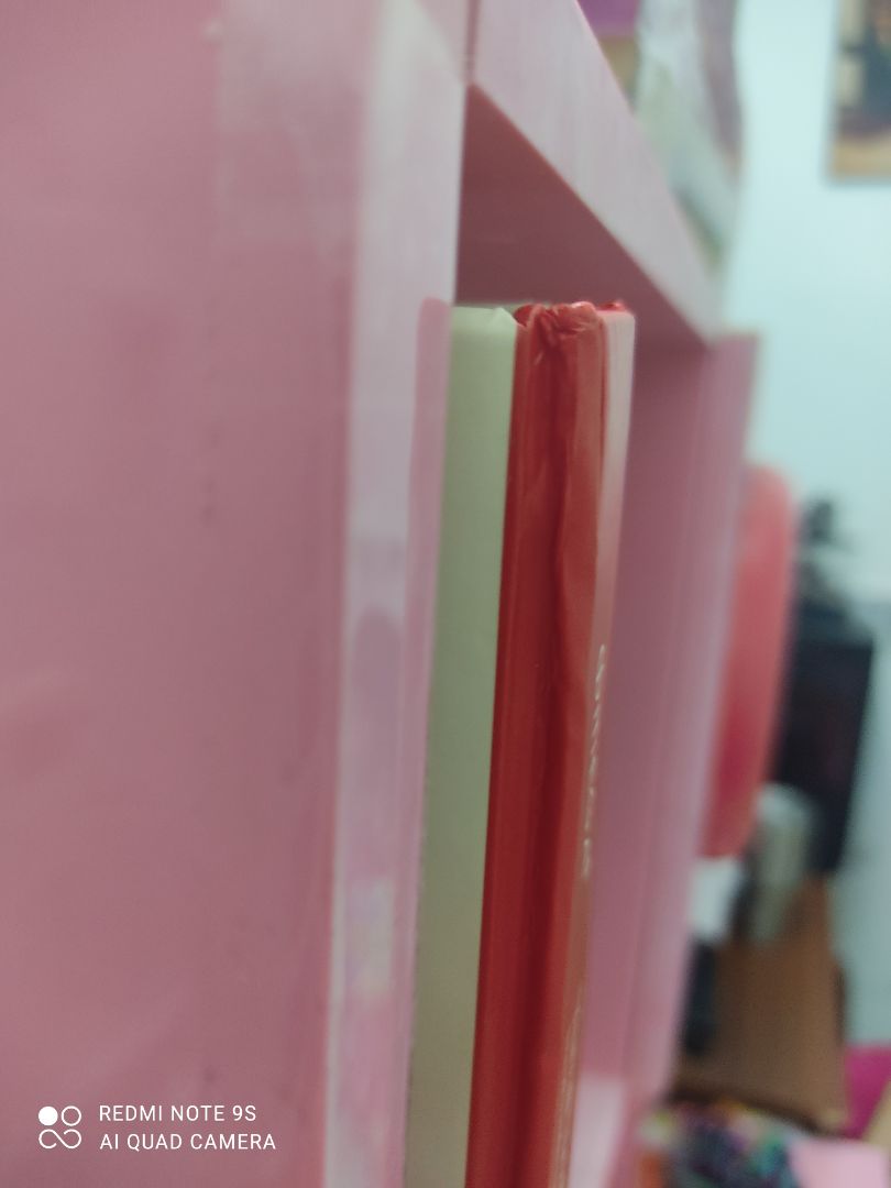 nói chung là mua sách Tiki nhiều lần lắm rồi và lần nào cũng ko có nỗi 1 miếng chống sốc, và giờ quyển sách mình yêu thích lại bị bẹp gáy hết, mình mới vừa kéo ra tí cho đỡ mất thẩm mĩ, phần dưới thì dư ra 1 khúc