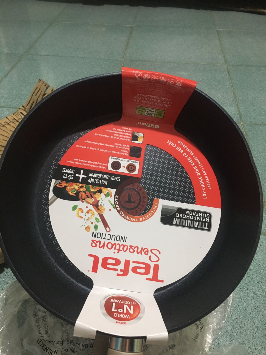 Hàng tefal chắc chắn, lớp chống dính dày nhưng Tiki đóng gói quá tệ. Lòi hết cả phần thành chảo ra bên ngoài, giao hàng siêu lâu.
