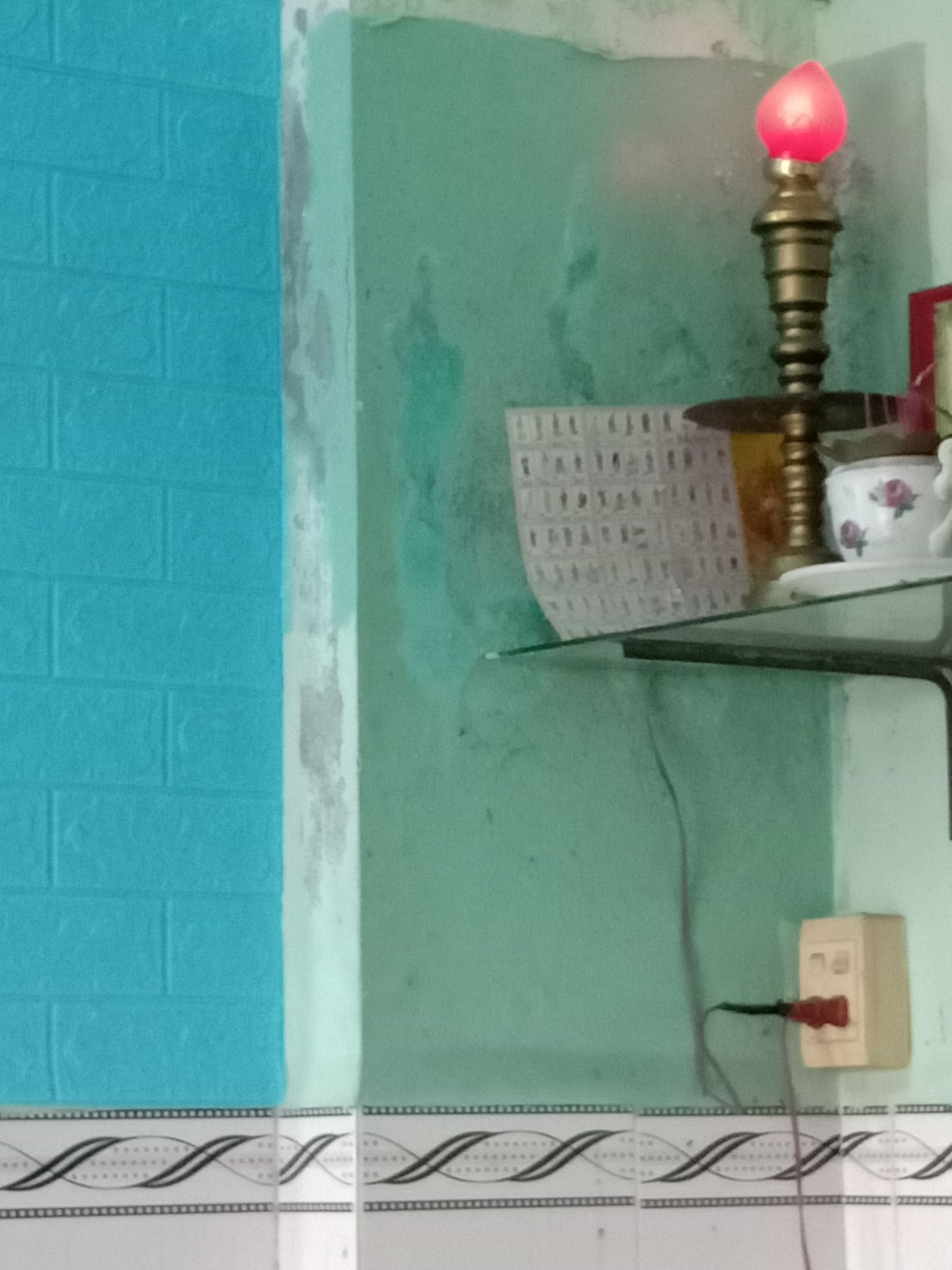 mình mua 50miếng, đều màu, đẹp, nói chug hơi mỏng, nhưg đv mìh k qtr vì mìh cũg k cần dầy làm j, tường trước và sau khi dán, CADM THẤY RẤT Ư LÀ HÀI LÒNG, keo hơi dính, dán đừg kéo mạnh tay quá sẽ bị giản