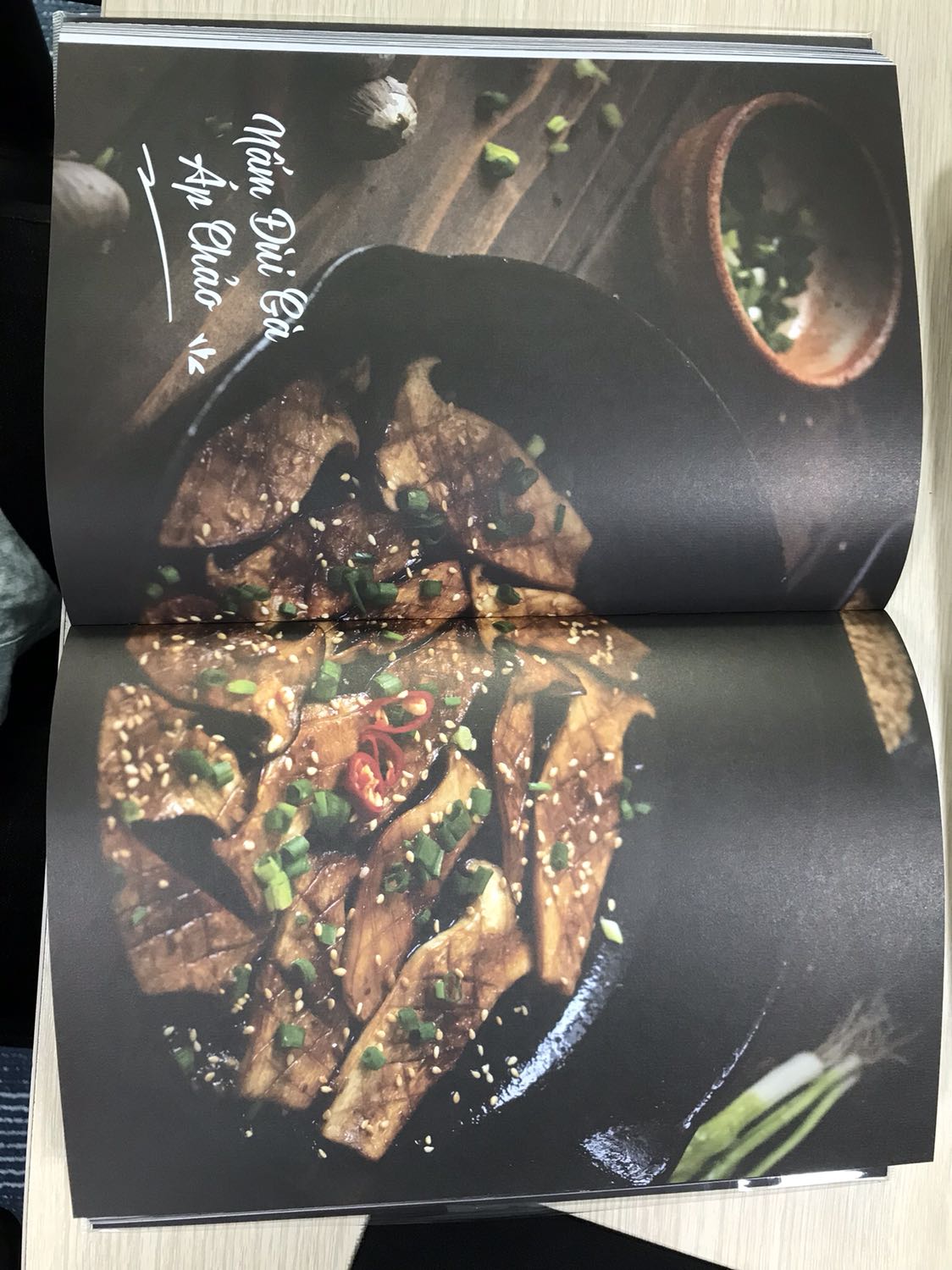 Sách có hình thức giấy dày, màu in đẹp và trình bày khá cẩn thận.
Nếu người đọc là người có sở thích ngẫu hứng với tất cả nguyên liệu, thì cuốn sách có rất nhiều không gian để làm điều đó, món chay chưa bao giờ có hồn như vậy. Tự do, bình dị, không gượng ép và rất có màu sắc.
Còn nếu bạn là người thích chuẩn mực và làm theo công thức, thì cuốn sách này vẫn rất phù hợp. Nguyên liệu dễ kiếm, và dễ thực hiện chính là điểm mạnh của cuốn sách này.
P/S: Mình đã phải đặt mua cuốn sách này 3 lần, vì người thân và bạn bè mình thấy hay quá nên cướp luôn :) Sách có hình thức giấy dày, màu in đẹp và trình bày khá cẩn thận.
Nếu người đọc là người có sở thích ngẫu hứng với tất cả nguyên liệu, thì cuốn sách có rất nhiều không gian để làm điều đó, món chay chưa bao giờ có hồn như vậy. Tự do, bình dị, không gượng ép và rất có màu sắc.
Còn nếu bạn là người thích chuẩn mực và làm theo công thức, thì cuốn sách này vẫn rất phù hợp. Nguyên liệu dễ kiếm, và dễ thực hiện chính là điểm mạnh của cuốn sách này.
P/S: Mình đã phải đặt mua cuốn sách này 3 lần, vì người thân và bạn bè mình thấy hay quá nên cướp luôn :)