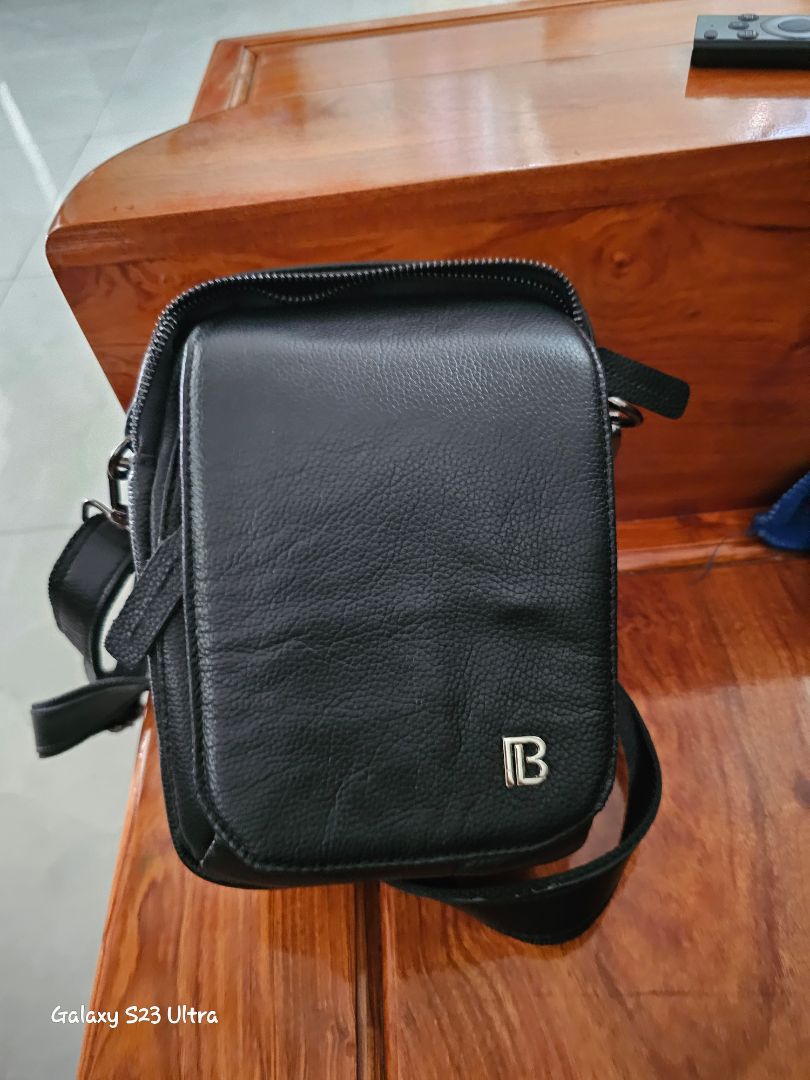 Túi da thật khá đẹp ..chê cái dây đeo hơi dầy và cứng ..nếu như làm bằng da thì k còn gì để chê