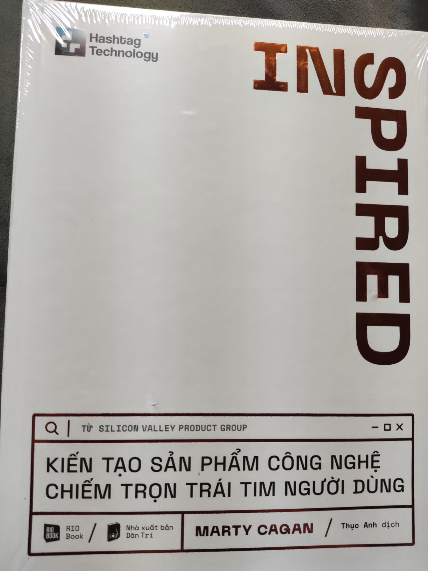 Cuốn sách INSPIRED truyền cảm hứng về một văn hoá làm sản phẩm công nghệ mà ở đó người dùng được đặt lên hàng đầu, đồng thời việc tổ chức vận hành team sản phẩm từ CEO đến APM đều phải được tối ưu để đảm bảo sản phẩm đến tay khách hàng là phiên bản tốt nhất có thể. 

Cuốn này người làm kinh doanh cũng có thể đọc về tư duy, về tầm nhìn chiến lược và cách vận hành tổ chức. Ai trực tiếp làm sản phẩm thì nhất định phải đọc vì có nhiều kỹ thuật để thử nghiệm, đánh giá sản phẩm, ứng dụng *** trực tiếp với nhu cầu khách hàng. Must read nhé