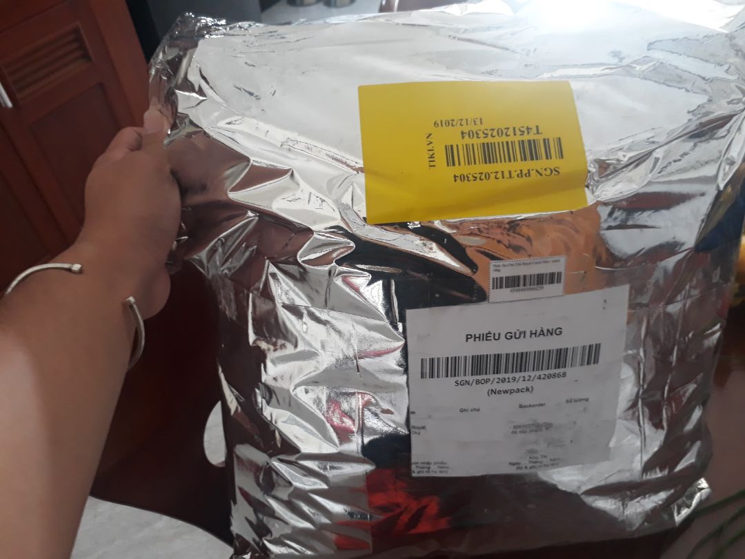 Theo dõi Tiki, thấy có sản phẩm thức ăn cho cún nên mình order luôn. Giá rẻ hơn mua ở ngoài cửa hàng. Shop bọc rất cẩn thận, còn tặng thêm một gói thức ăn nhỏ kèm theo nữa.

P/s: có điều quấn nhiều nylon quá nên thấy hơi lãng phí, mong shop tìm được cách gói hàng khác thân thiện với môi trường hơn.