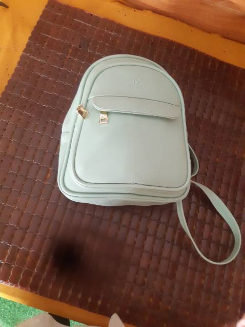 Kiểu dáng dễ thương, nhỏ gọn. Chât liệu da dễ vệ sinh. Đáng mua!