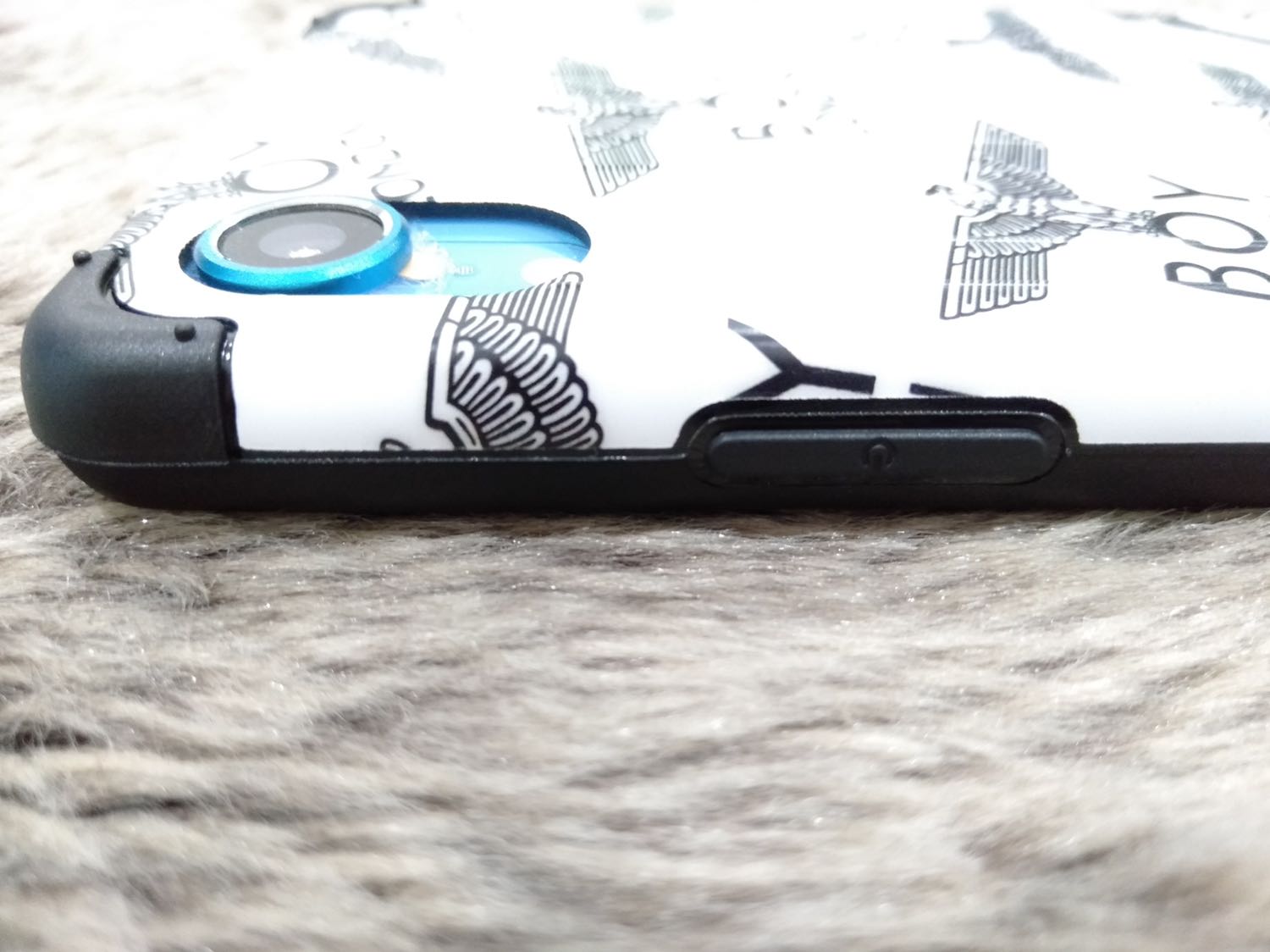 Mua mỗi ốp camera đc thêm nút chắn bụi cổng lightning và thu gọn dây tai nghe. Ốp camera sát, không bị xúc ra (mình bị rơi điện thoại mà vẫn không sao).