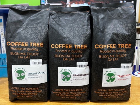 Giao hàng nhanh…. Hạt cà phê thơm, giá khá rẻ so với mua của Phúc Long mà chất lượng cũng tương đương và không khác mấy … có điều shop để hình có loại có quà tặng kèm theo, mà mở ra thì không có